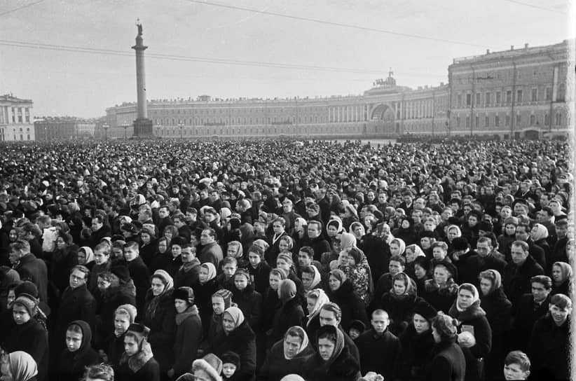 Накануне погребения в центре Москвы произошла трагедия. Вечером 8 марта, когда стало известно, что вскоре Колонный зал закроется, на Трубной площади возникла давка, жертвами которой стали сотни человек. Поэт Евгений Евтушенко, вспоминал, как юношей оказался в этой страшной толпе: «В каких-то местах на Трубной площади нужно было высоко поднимать ноги — шли по мясу»