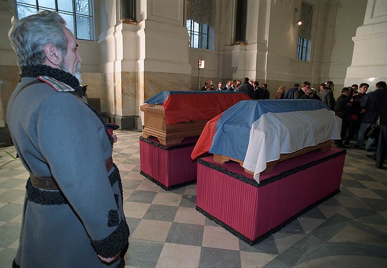 1995 год. В Великокняжеской усыпальнице Петропавловского собора в Санкт-Петербурге были торжественно перезахоронены останки великого князя Кирилла Владимировича и его жены Виктории Федоровны, умерших во Франции в конце 30-х годов