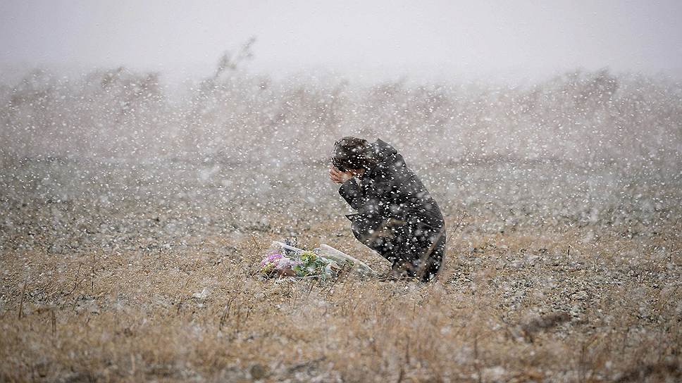 Женщина молится за жертв землетрясения и цунами 2011 года в городе Рикудзентаката, префектура Иватэ. 11 марта Япония отмечает третью годовщину удара стихии, унесшего жизни тысяч людей и спровоцировавшего крупную аварию на АЭС «Фукусима»