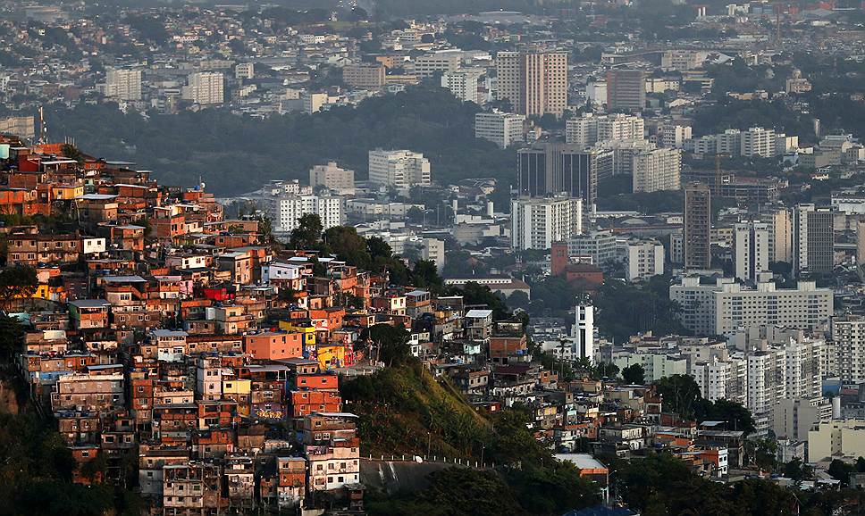Вид на трущобы Турано в Рио-де-Жанейро