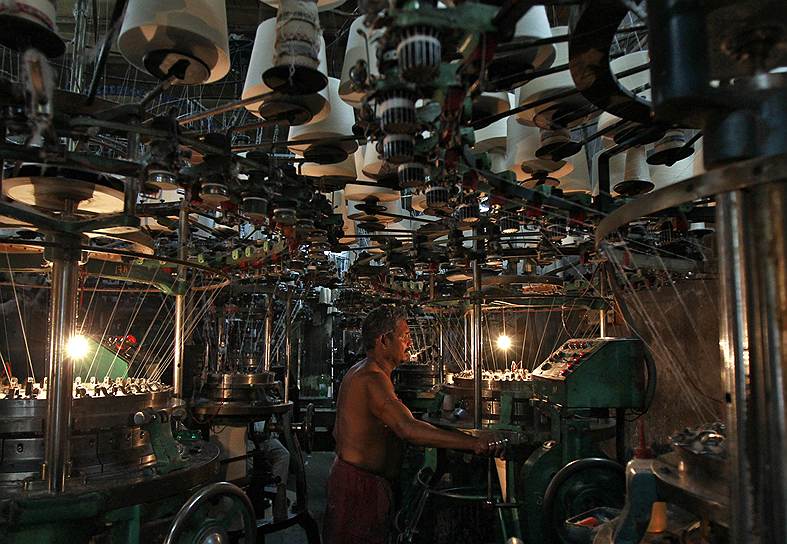 Рабочий на фабрике нижнего белья в Калькутте
