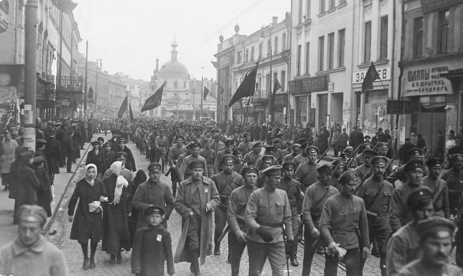 Беспокоилась новая власть и о солдатах-дезертирах, бывших белых офицерах, вернувшихся из эмиграции под видом гражданских лиц, гражданских и военных беженцах, матросах, занимающихся мародерством и бандитизмом.  Кроме того, их подозревали в сотрудничестве со шпионами и иностранной разведкой&lt;br>
На фото: первый парад Красной гвардии в Москве
