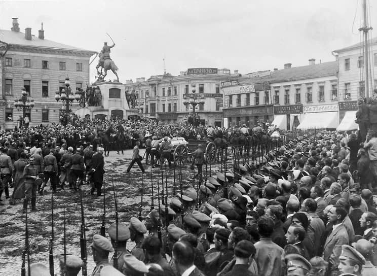 Перенос правительственных учреждений из Петрограда инициировало еще царское правительство в 1915–1916 годах. Кроме того, планировалась эвакуация беженцев, некоторых оборонных заводов, но она так и не была проведена из-за загруженности железных дорог

