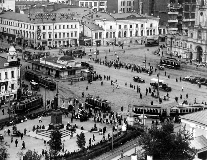 Обеспечивалась децентрализация общественно-политических функций. Предусматривалось разделение культурно-исторического (размещение правительства в Кремле рассматривалось как временное) и нового политического центров, создание комплекса Совнаркома на Ходынском поле&lt;br>
На фото: Страстная площадь с одноименным монастырем (справа) и памятником А.С.Пушкину. На заднем плане — строительство здания газеты «Известия», 1920-е годы