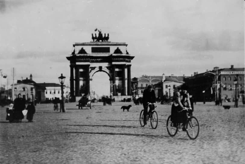 ВЧК перевезла в Москву все свои архивы&lt;br>На фото: Триумфальная арка у Тверской заставы  

