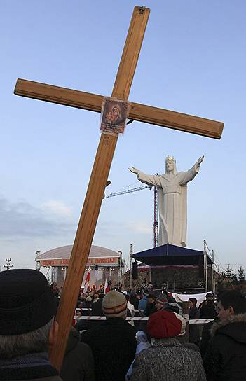 Самая большая статуя Христа (52 м с пьедесталом) установлена в городе Свебодзин в Польше в 2010 году. Дело в том, что Иисус Христос является покровителем города и гмины (волость) Свебодзин. Выполнен из монолитного железобетона на стальном каркасе, масса — 440 т