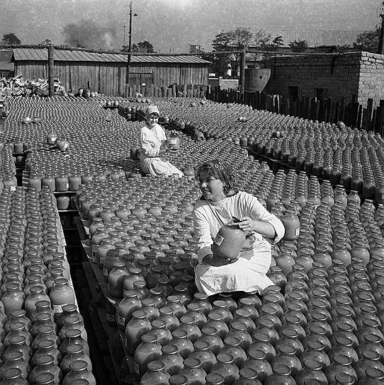 3 млрд руб. потратил СССР в конце 1920-х — начале 1930-х годов на переоснащение старых и создание новых производств. Однако отдача от этих колоссальных вложений не оправдывала ожиданий советского руководства. Дело было не только в дефиците квалифицированных специалистов, но и в низкой производительности труда на предприятиях