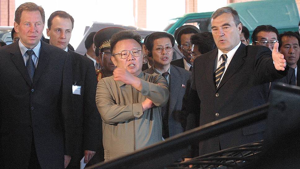 В июле-августе 2001 года северокорейский лидер Ким Чен Ир совершил поездку по России на бронепоезде. 4 августа 2001 года Ким Чен Ир и Владимир Путин подписали в Москве совместную декларацию. В ней говорилось о расширении двусторонних отношений и утверждалось, что «ракетная программа КНДР носит мирный характер и, следовательно, не представляет угрозы для любой страны, с уважением относящейся к суверенитету КНДР». Еще один визит на Дальний Восток он совершил в 2002 году. С 2003 года Россия принимает участие в шестисторонних переговорах по ядерной программе КНДР