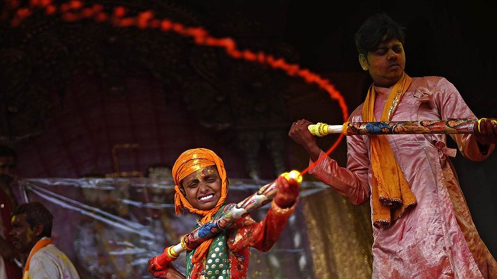 Все это происходило весной, во время встречи нового посевного сезона. С тех пор в марте вся Индия в течение трех дней празднует победу добра над злом, светлых сил над темными