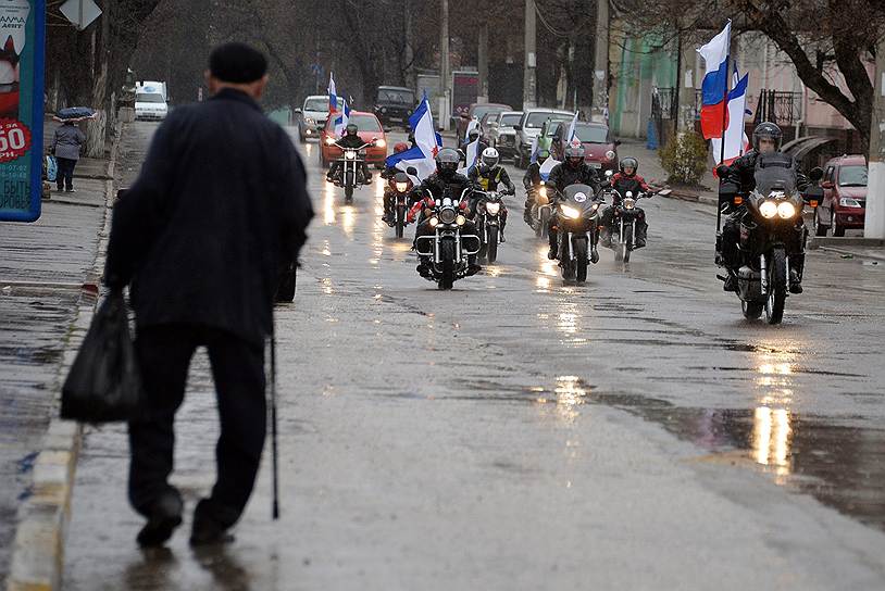 Колонна байкеров на одной из улиц Симферополя