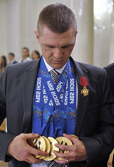 Шестикратный паралимпийский чемпион в биатлоне и лыжных гонках Роман Петушков во время церемонии награждения Сергеем Собяниным москвичей, ставших победителями и призерами XI зимних Паралимпийских игр в Сочи