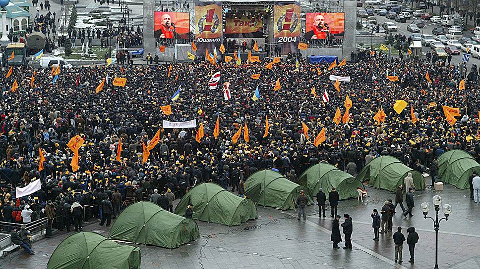 Основными соперником премьера Виктор Янукович был Виктор Ющенко. В агитационных материалах оппозиционного кандидата активно использовался оранжевый цвет, а оранжевые ленточки и шарфы использовались как отличительный знак его сторонников