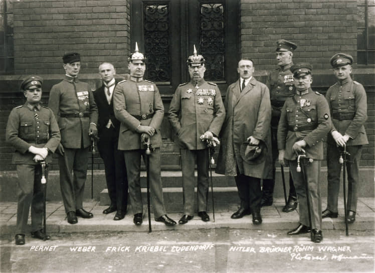 1924 год. В Мюнхене (Германия) оглашен приговор за организацию Пивного путча. Суд приговорил Адольфа Гитлера (четвертый справа) к пяти годам тюремного заключения в крепости Ландсберг