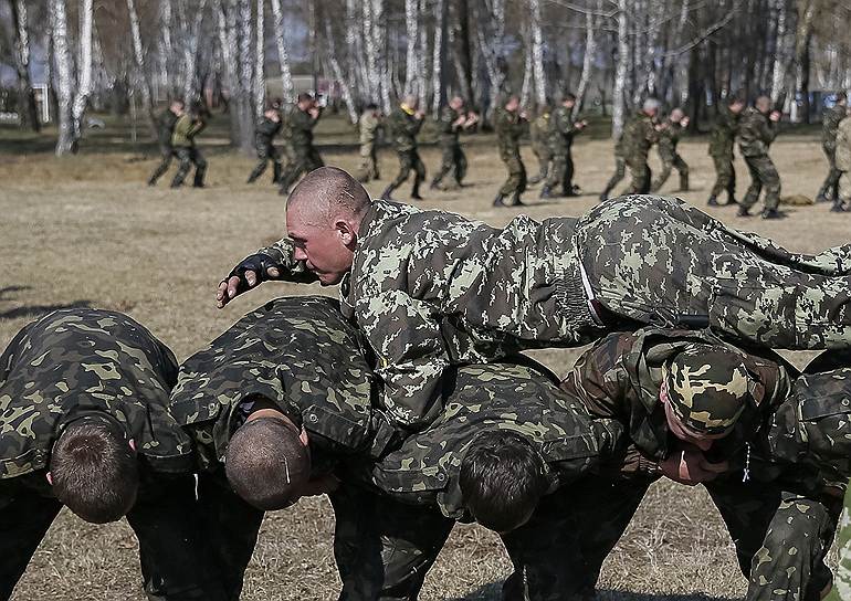 После бегства из Украины Виктора Януковича именно отряды самообороны охраняли Раду, Администрацию президента, МВД, а также резиденции экс-президента и бывшего генпрокурора Украины Виктора Пшонки