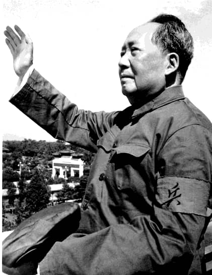 В 1966 году председатель ЦК КП Китая Мао Цзэдун объявил о начале «культурной революции». Она была призвана противодействовать возможной «реставрации капитализма» в КНР и «бороться с внутренним и внешним ревизионизмом». По сути же серия идейно-политических кампаний была нацелена на то, чтобы устранить из руководящих органов партии всех несогласных с политикой Мао Цзэдуна
