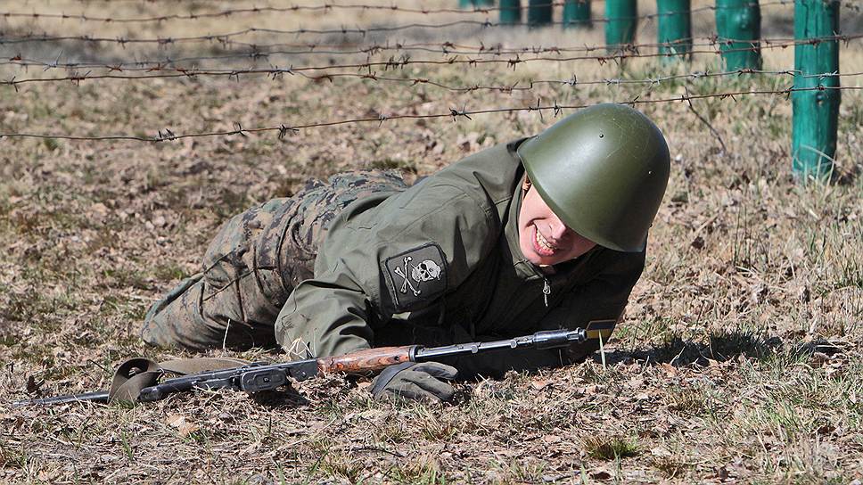 16 марта вооруженные люди, представившиеся отрядом самообороны Майдана, конфисковали 43 грузовика автопроизводителя КамАЗ общей стоимость около 100 млн руб. КамАЗ перегонял машины на экспорт в Казахстан, поскольку украинские продажи завода упали почти до ноля. В сообщении компании указывается, что вооруженные люди мотивировали свои действия тем, что «Россия захватывает наше имущество в Крыму, а мы тут конфискуем российские автомобили»