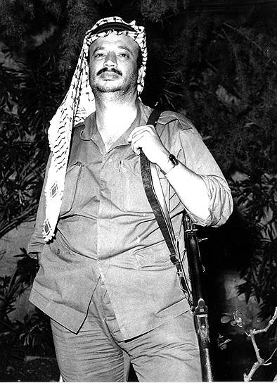 Ясир Арафат (полное имя Мухаммад Абдель Рауф Арафат аль-Кудва аль-Хусейни) родился 4 (по другим данным, 24) августа 1929 года в семье богатого торговца из Газы. Ясир Арафат говорил, что родом из Иерусалима, однако биографы указывают, что он родился в Каире