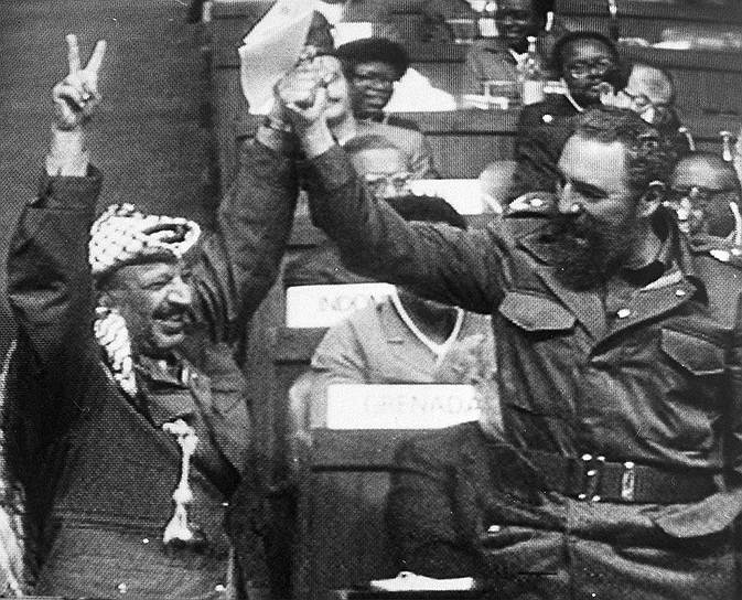 Как и Фидель Кастро (на фото справа), Ясир Арафат сохранял партнерские отношения с СССР. В 1972 году румынский генерал Ион Михай Пачепа, бежавший в США, заявлял о связях палестинского лидера с КГБ