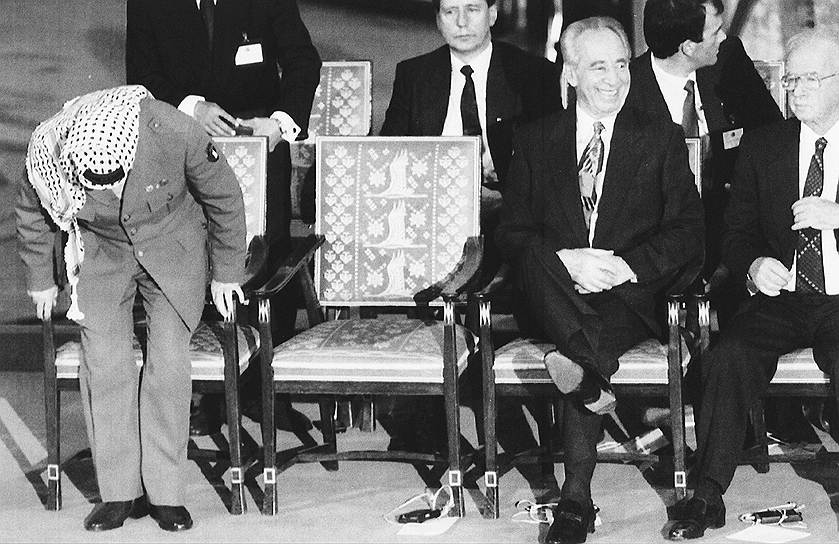 В 1993 году Ясир Арафат и премьер Израиля Ицхак Рабин (на фото справа) подписали так называемое «соглашение Осло», которое подразумевало создание Палестинской автономии на Западном берегу Иордана и в секторе Газа. Ясир Арафат возглавил администрацию автономии. В 1994 году он вместе с Ицхаком Рабином и главой МИД Израиля Шимоном Пересом (второй справа) получил Нобелевскую премию мира