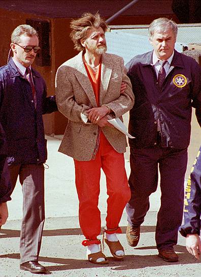 Выйти на след подозреваемого в серии терактов удалось практически случайно. Все началось с того, что члены семьи ученого Теда Качинского во время одной из уборок в его бывшем доме обнаружили несколько старых записей, которые вызвали у них подозрения. Семья обратилась к юристу в Вашингтоне, который, в свою очередь, передал материалы ФБР. 3 апреля 1996 года Тед Качинский был арестован. В его домике в горах были найдены химические вещества, диаграммы и записи, описывающие процесс изготовления бомб в домашних условиях