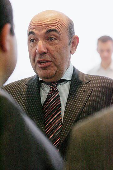 Вадим Рабинович — 60 лет, беспартийный, самовыдвиженец. Основатель холдинга Media International Group, президент киевского футбольного клуба «Арсенал» в 2007-2013 гг., президент Всеукраинского еврейского конгресса, глава набсовета ООО «Ньюс Нетворк»