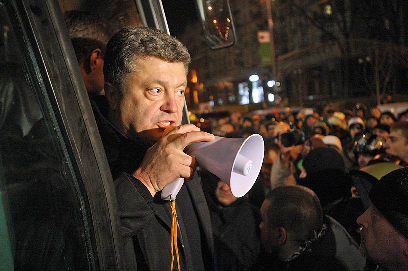 Петр Порошенко — 48 лет, не состоит ни в одной партии, поддерживает «Евромайдан», в феврале 2013 года занял пятую строчку в списке богатейших людей Украины Forbes с состоянием $1,8 млрд. Основатель независимой левоцентристской фракции «Солидарность». Депутат Верховной Рады с 1998 по 2007 годы, переизбрался в парламент в 2012 году. С 2007 по 2010 год (фактически — до 2012 года) занимал пост председателя Национального банка Украины