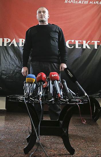 Дмитрий Ярош — 42 года, член партии «Правый сектор», самовыдвиженец. Лидер организации «Правый сектор» с 2013 года, лидер праворадикальной Всеукраинской организации «Тризуб» имени Степана Бандеры