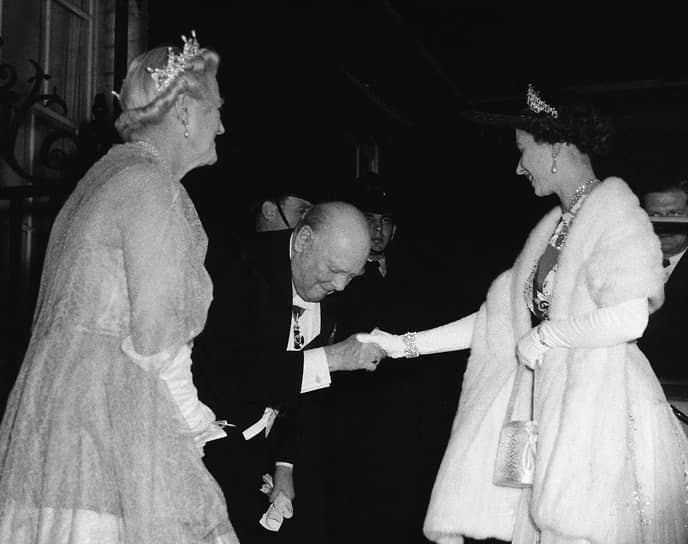 1955 год. Премьер-министр Великобритании Уинстон Черчилль ушел в отставку