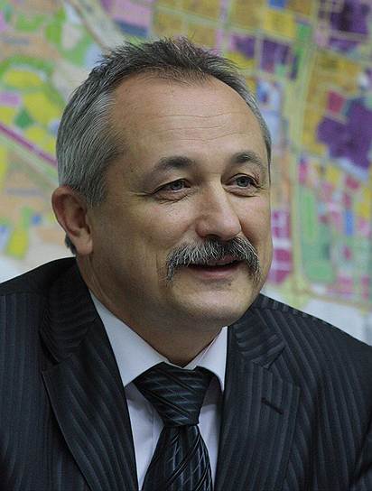 Василий Куйбида — 55 лет, лидер консервативной партии «Народный Рух Украины», выдвигается от нее. Министр регионального развития Украины с 2007 по 2010 гг., городской глава Львова с 1994 по 2002 гг