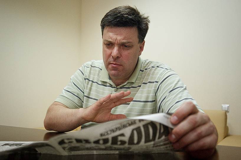 Олег Тягнибок — 45 лет, националист, лидер партии «Свобода». Был депутатом Верховной рады с 1998 по 2006 год, переизбрался в парламент в 2012 году. В 2008 году участвовал в выборах городского головы Киева, в 2010 году — в президентских выборах, на которых набрал 1,43% голосов избирателей