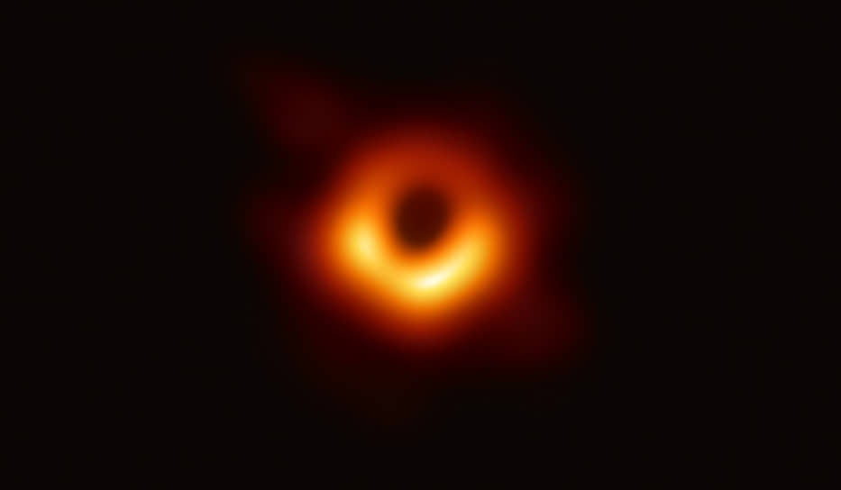 2019 год. Ученые сообщили о первом полученном изображении тени черной дыры — это была сверхмассивная черная дыра в центре активной гигантской эллиптической галактики M87