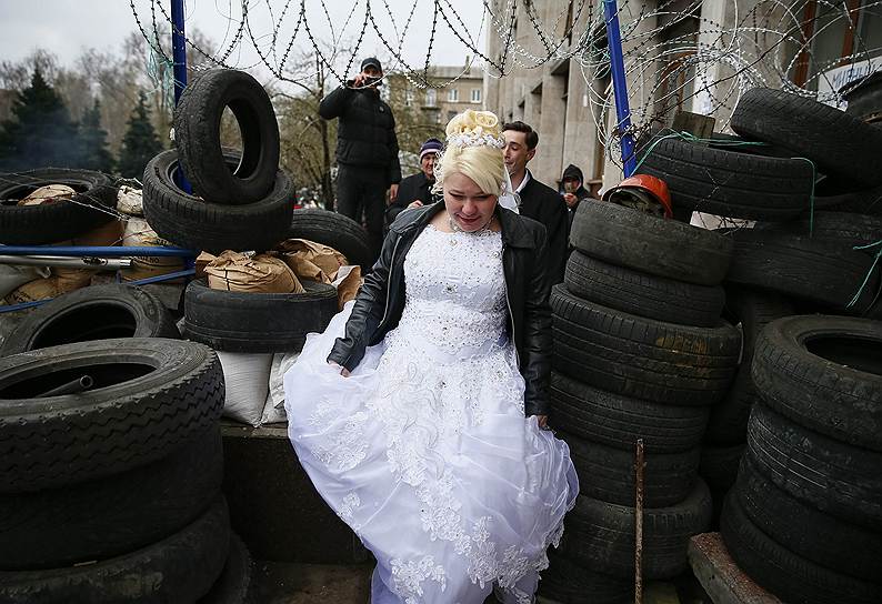 На фото: жених и невеста на фоне баррикад, возведенных у здания облгосадминистрации Донецка