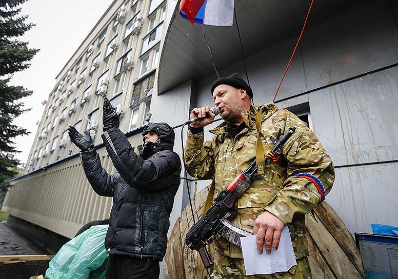 Протестующие на фоне здания СБУ в Луганске, которое удерживают сторонники федерализации