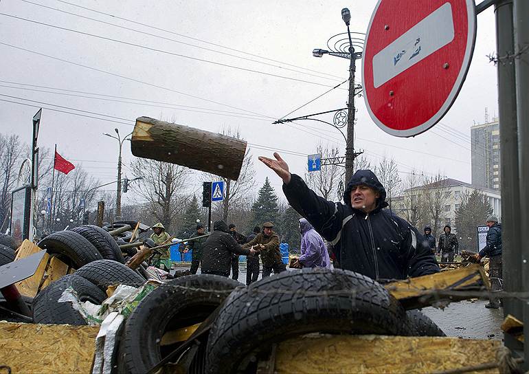 Баррикады у здания Службы безопасности Украины в Луганске, которое удерживают сторонники федерализации