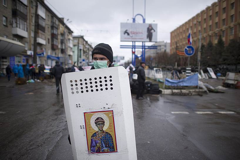 Протестующие в Луганске выдвинули властям области ультиматум с требованием провести референдум о статусе региона, а также провозгласить Луганскую народную республику