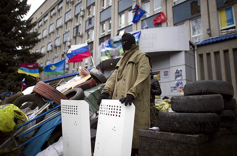 Баррикады у здания СБУ в Луганске, которое удерживают сторонники федерализации