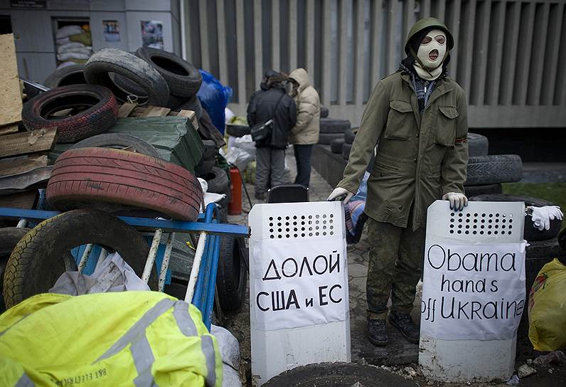 На фото: баррикады у здания Службы безопасности Украины в Луганске, которое удерживают сторонники федерализации страны