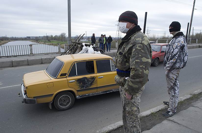 На въездах в город Славянск появились блокпосты под охраной вооруженных людей в камуфляже