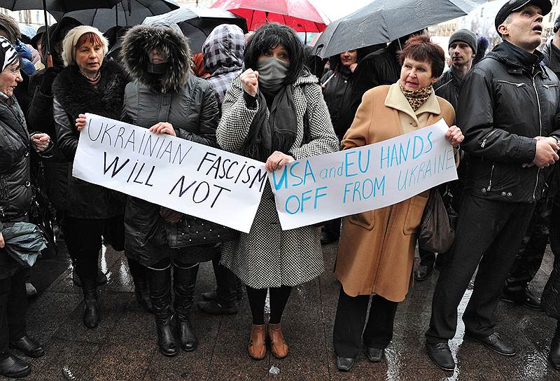 В Харькове на площади свободы 10 апреля прошла акция в поддержку проведения референдума о статусе региона