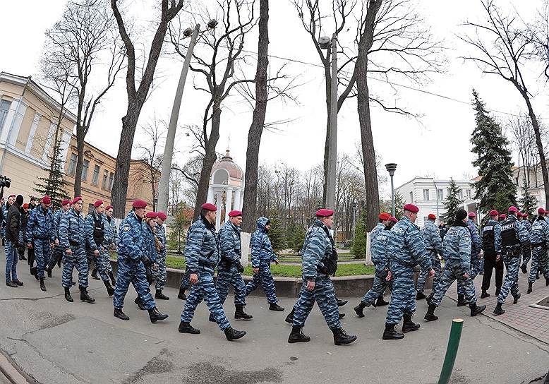 11 апреля около 50 бойцов спецподразделения «Беркут» отправились в главное управление МВД в Харькове, чтобы выразить протест против увольнения своего руководителя