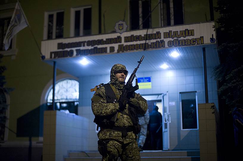 И.о. президента Украины Александр Турчинов заявил, что гарантирует освобождение от наказания тем, кто не стрелял в украинских правоохранителей и до утра понедельника, 14 апреля, сложит оружие и освободит захваченные на востоке страны административные здания