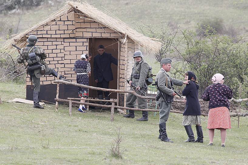 К утру в город вошли советские танки и  мотострелковая бригада. Днем им удалось полностью вытеснить фашистов, которые отступили к Севастополю  