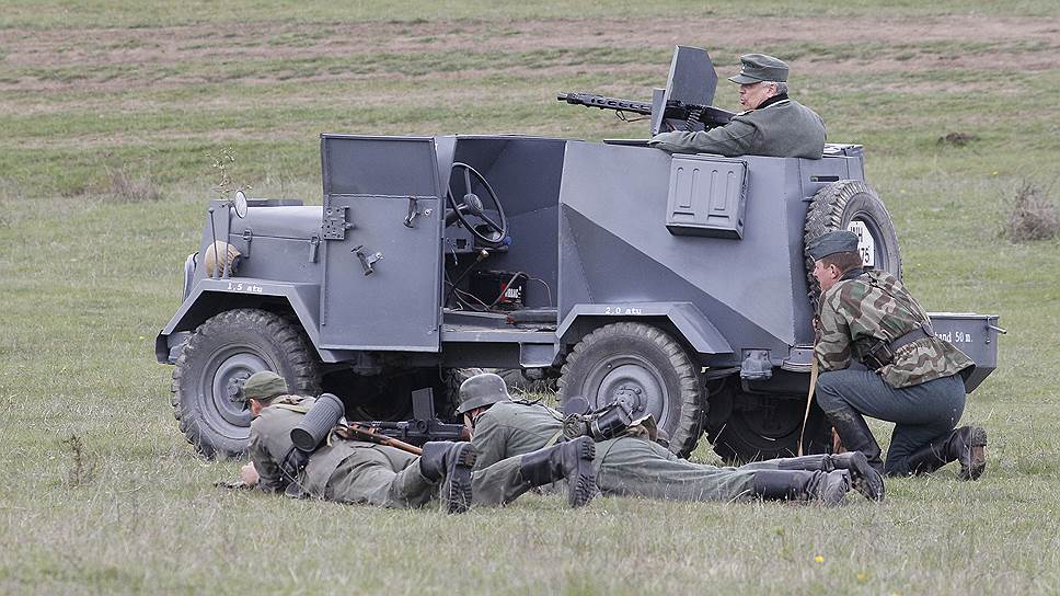 Память погибших воинов почтили минутой молчания, в церквях провели молебны. В Севастополе день освобождения от фашистов отметят одновременно с Днем Победы
