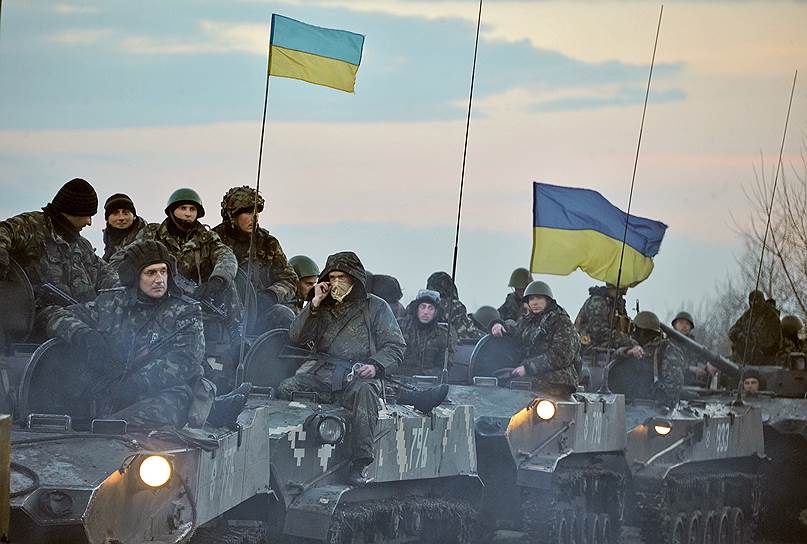 Украинские военные у въезда в город Славянск. С 14 марта украинскими властями в Донецкой области введен режим спецоперации