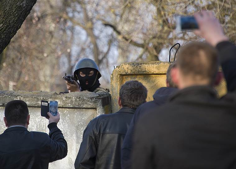 Боец армии Украины и сторонники федерализации страны у забора краматорского аэродрома в Донецкой области