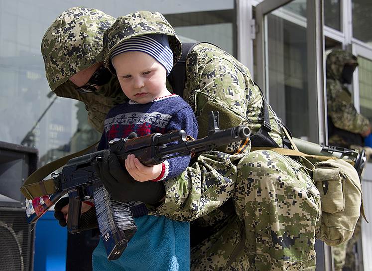 Ополченцы у захваченного здания городского совета Константиновки Донецкой области