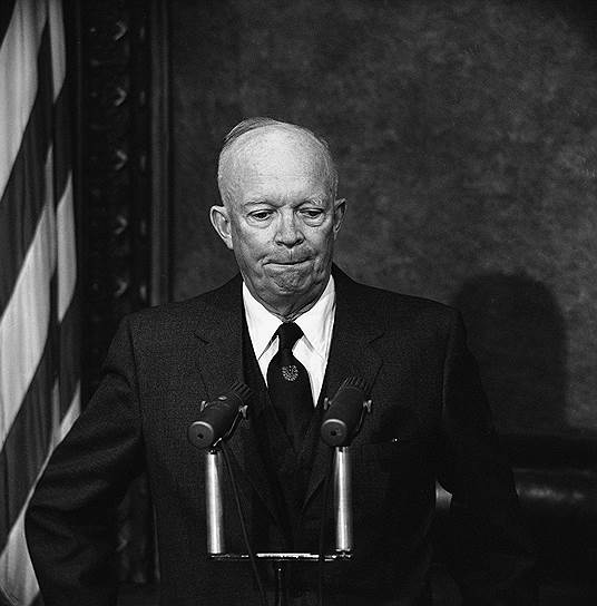 1958 год. Президент США Дуайт Дэвид Эйзенхауэр предложил демилитаризацию Антарктики, впоследствии принятую заинтересованными странами