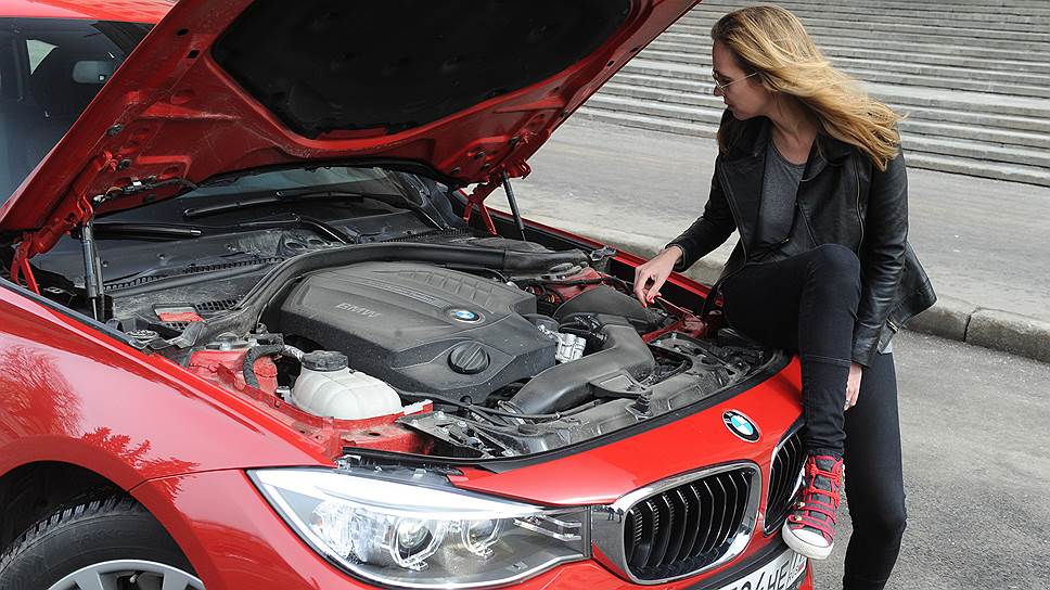 В плотном московском потоке на 335 GT обращают внимание только владельцы BMW, остальные же эту машину всерьез не воспринимают. Может быть это из-за красного цвета кузова, но эффект такой, как будто 306 лошадиных сил засунули в Peugeot 206. В итоге все время приходится доказывать, что ты не блондинка, даже если на самом деле ты блондинка. И это приятно