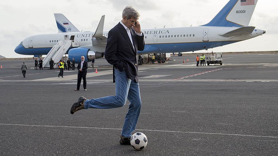 Госсекретарь США Джон Керри во время дозаправки самолета на пути в Вашингтон на острове Сал, Кабо Верде