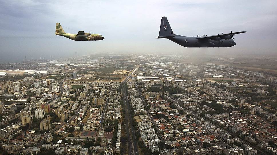 Самолеты ВВС Израиля C-130 и C-130J летают над городом Ашдод